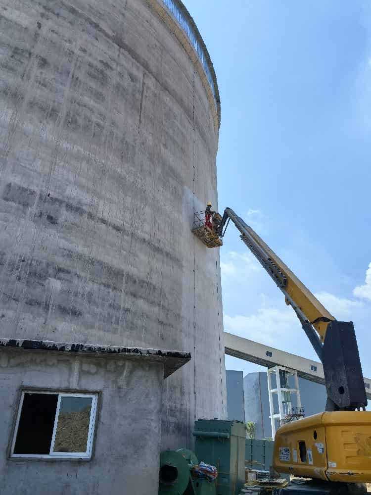 廣西北流海螺電除塵內部噴砂防腐
